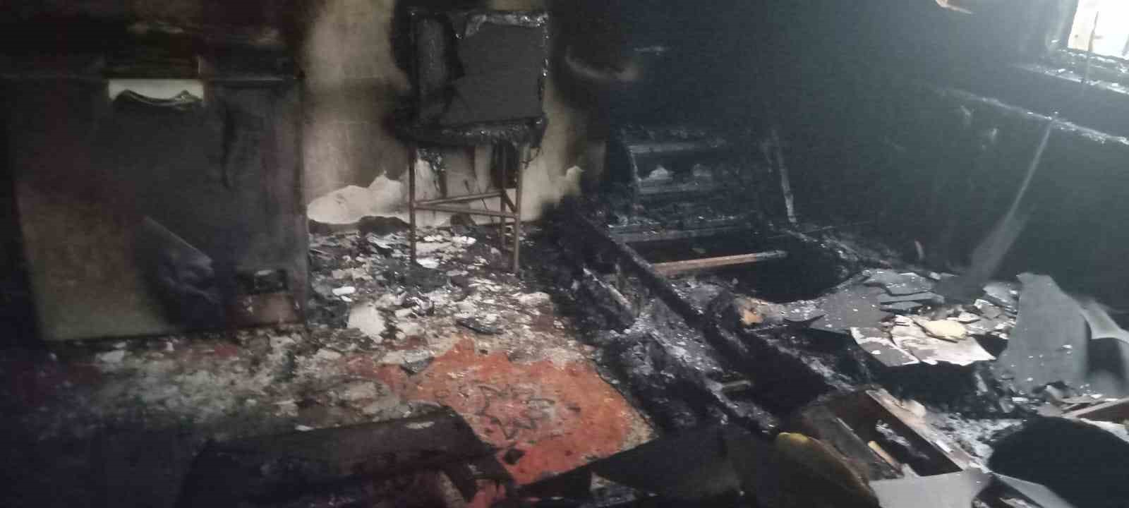 Elektrik kontağından çıkan yangında iki katlı ev kullanılamaz hale geldi