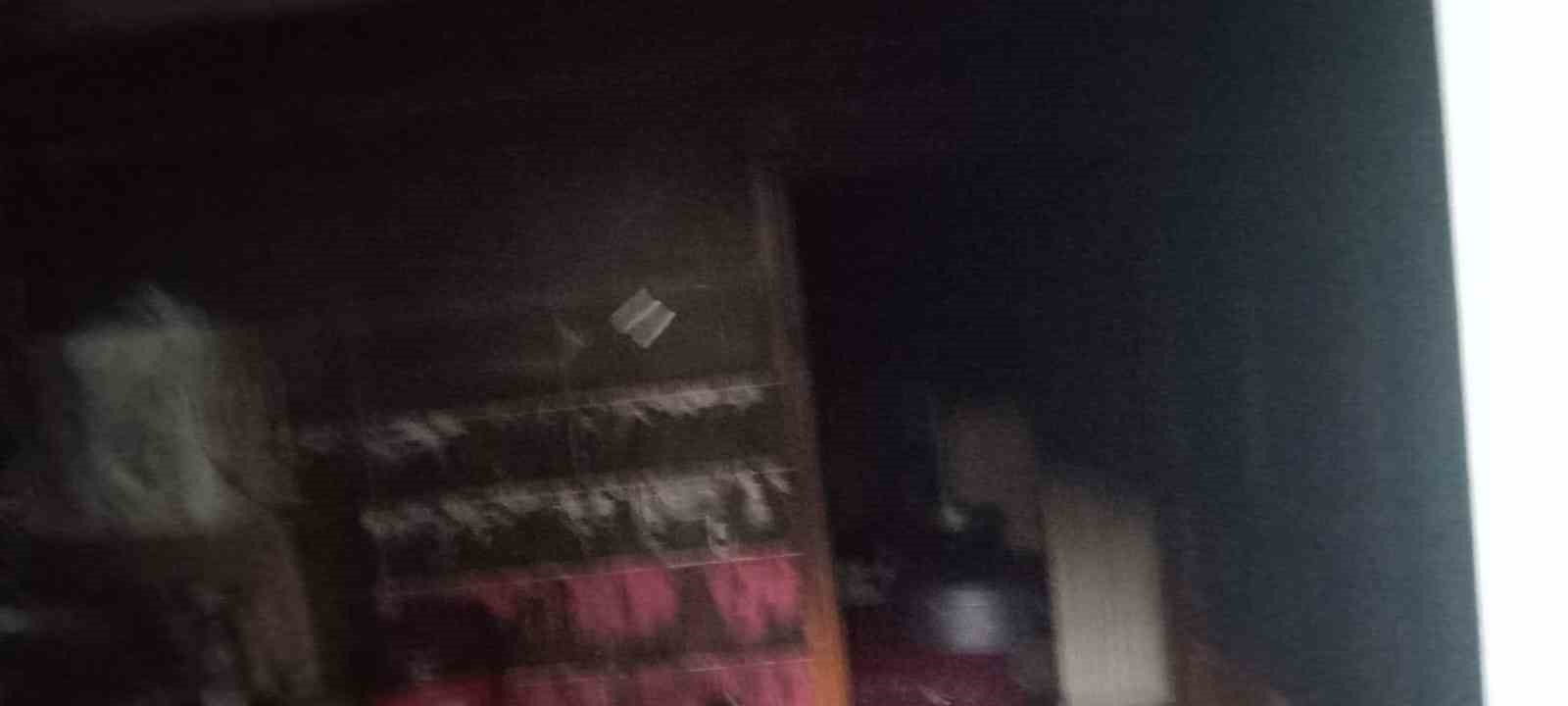 Elektrik kontağından çıkan yangında iki katlı ev kullanılamaz hale geldi