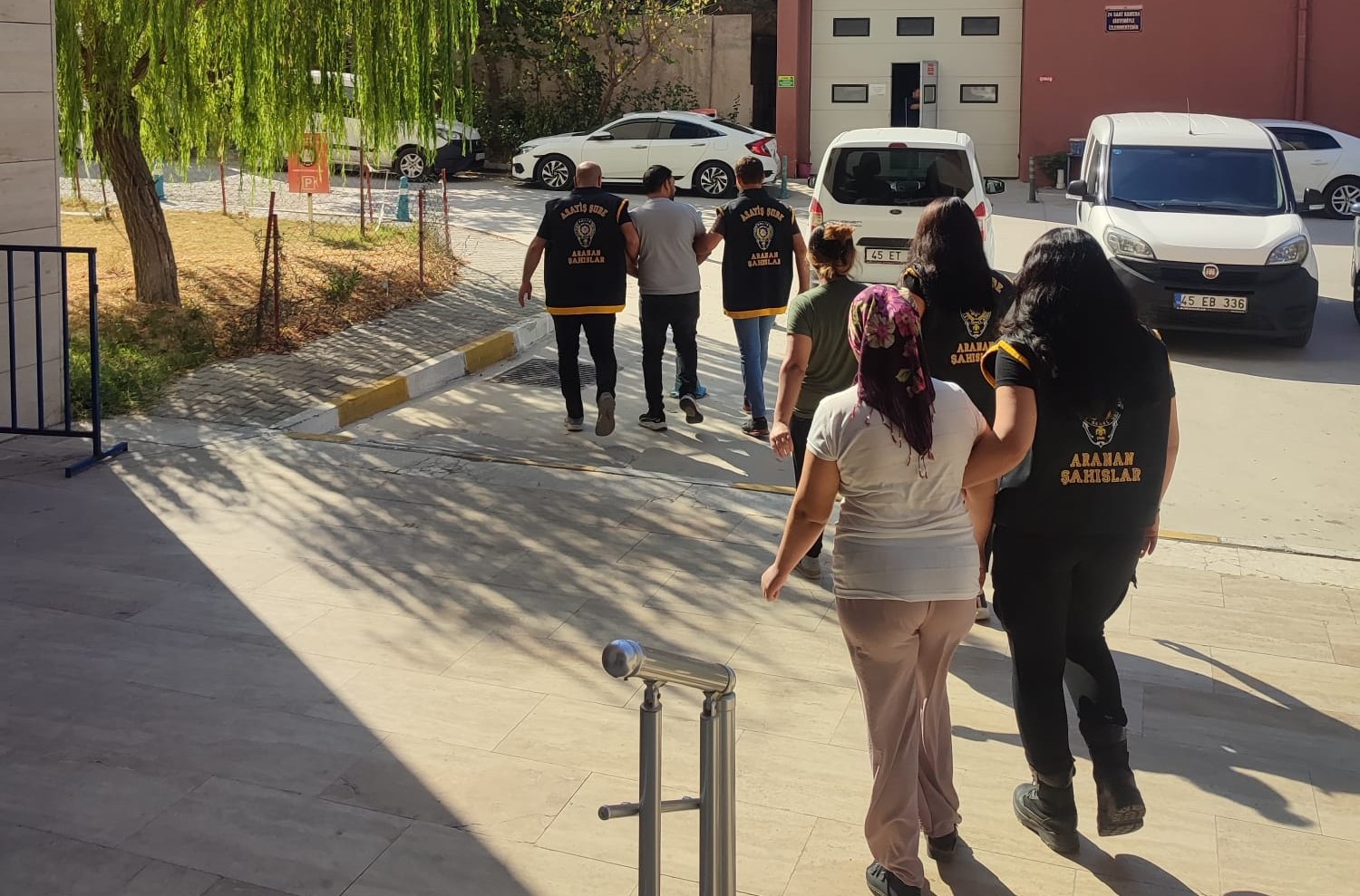 Manisa’da 3 firari şahıs aynı evde yakalandı