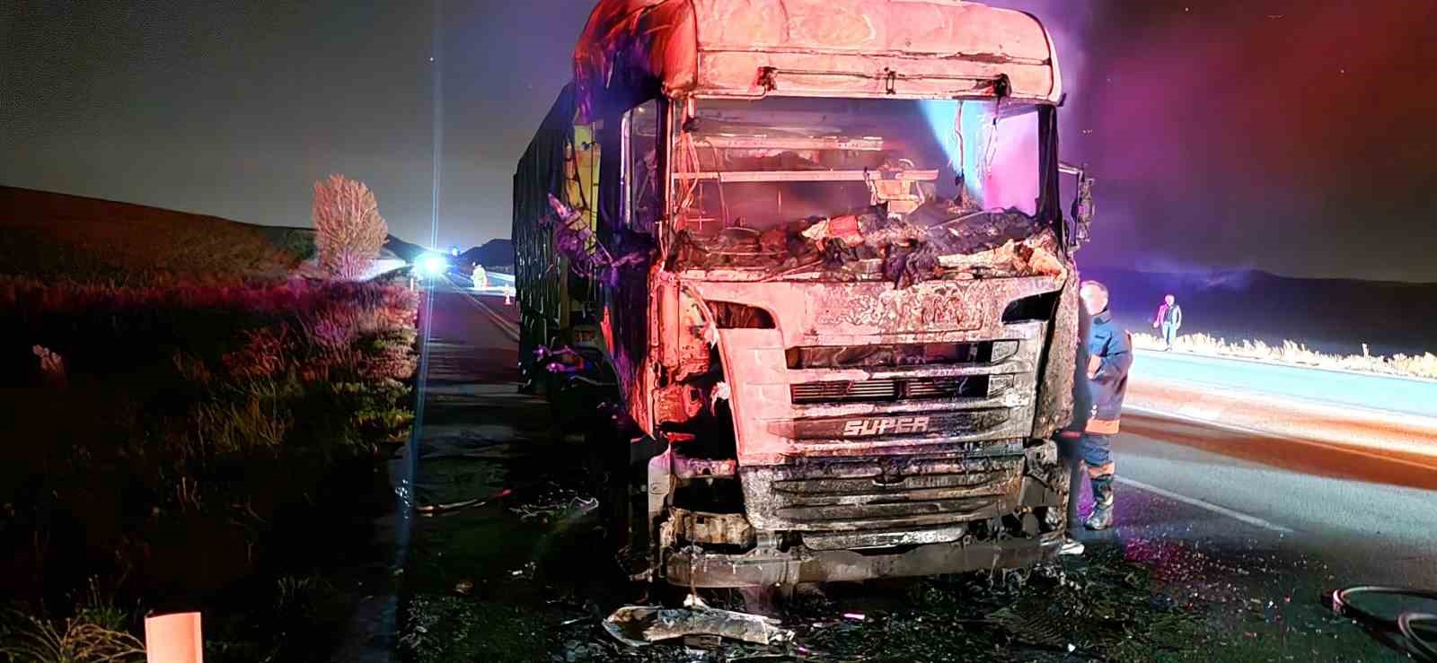 Seyir halindeyken alevlere teslim olan tır kullanılmaz hale geldi
