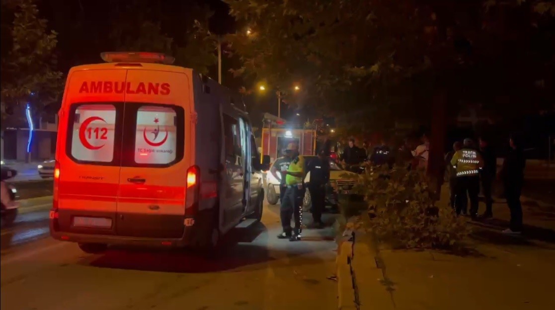 Erzincan&rsquo;da otomobil kaldırıma &ccedil;ıktı: 1 yaralı
