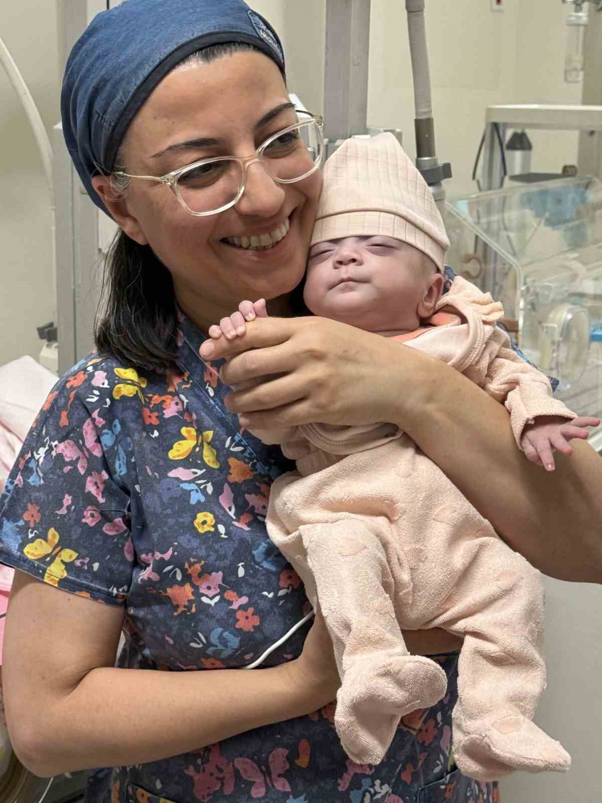 25 haftalık olarak d&uuml;nyaya gelen bebek 180 g&uuml;n sonra anne kucağıyla tanıştı
