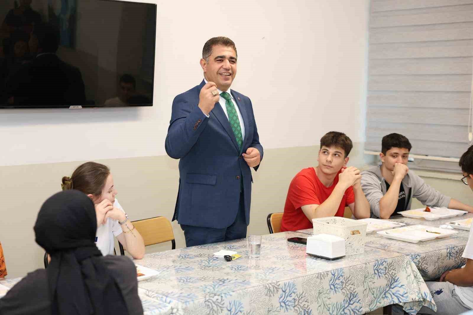 Vali Aslan akşam yemeğinde &ouml;ğrencilerle buluştu
