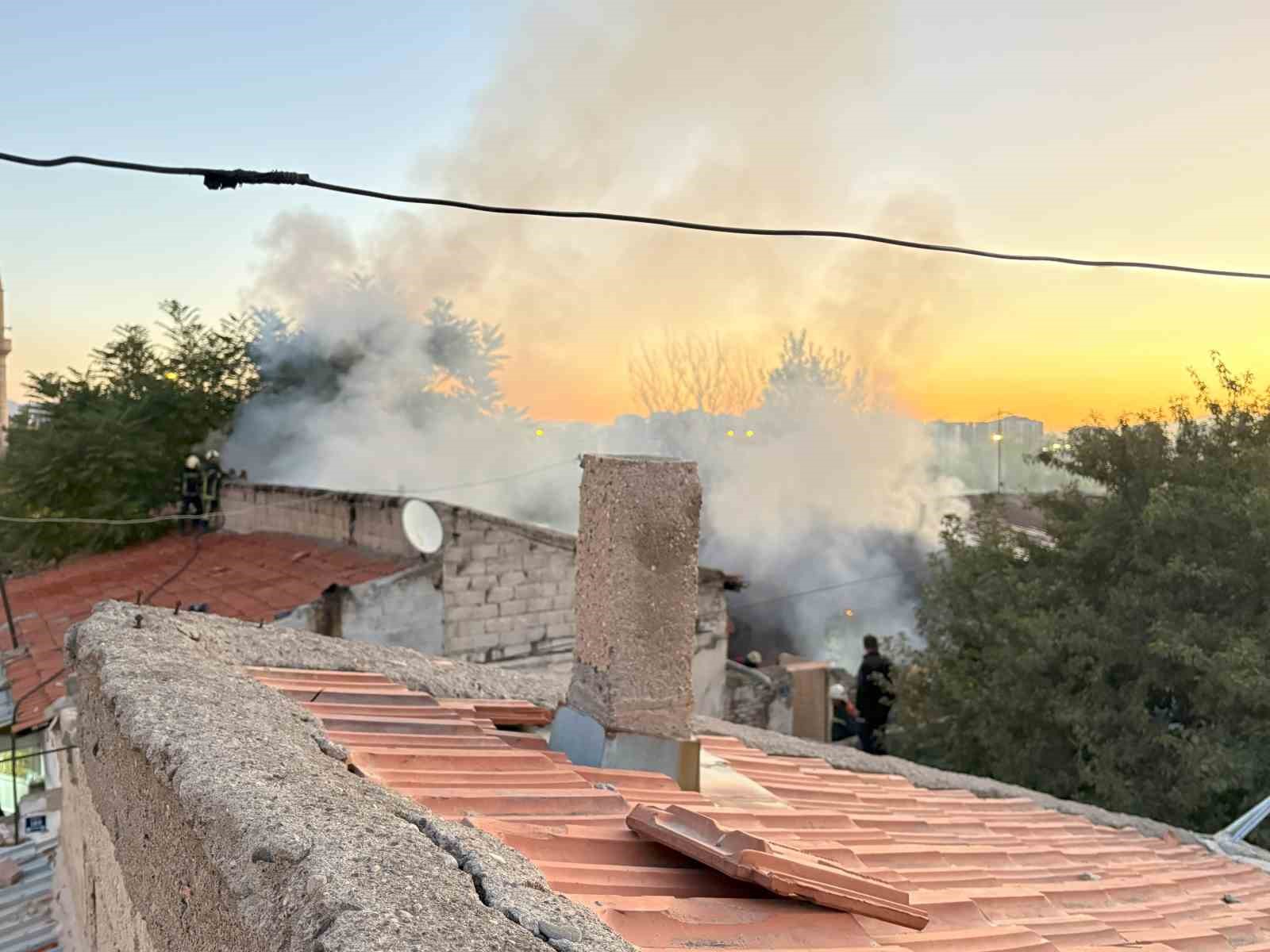Çardakta çıkan yangın eve sıçradı, anneannenin dikkati torunları kurtardı