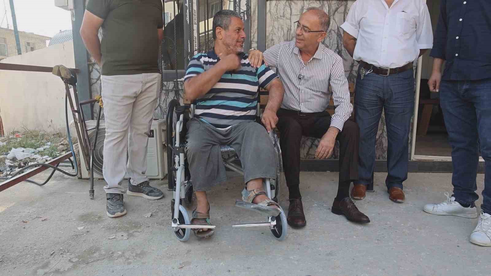 Başkan Yapar, engelli vatandaşa verdiği s&ouml;z&uuml; tutarak tekerlekli sandalyeyi teslim etti
