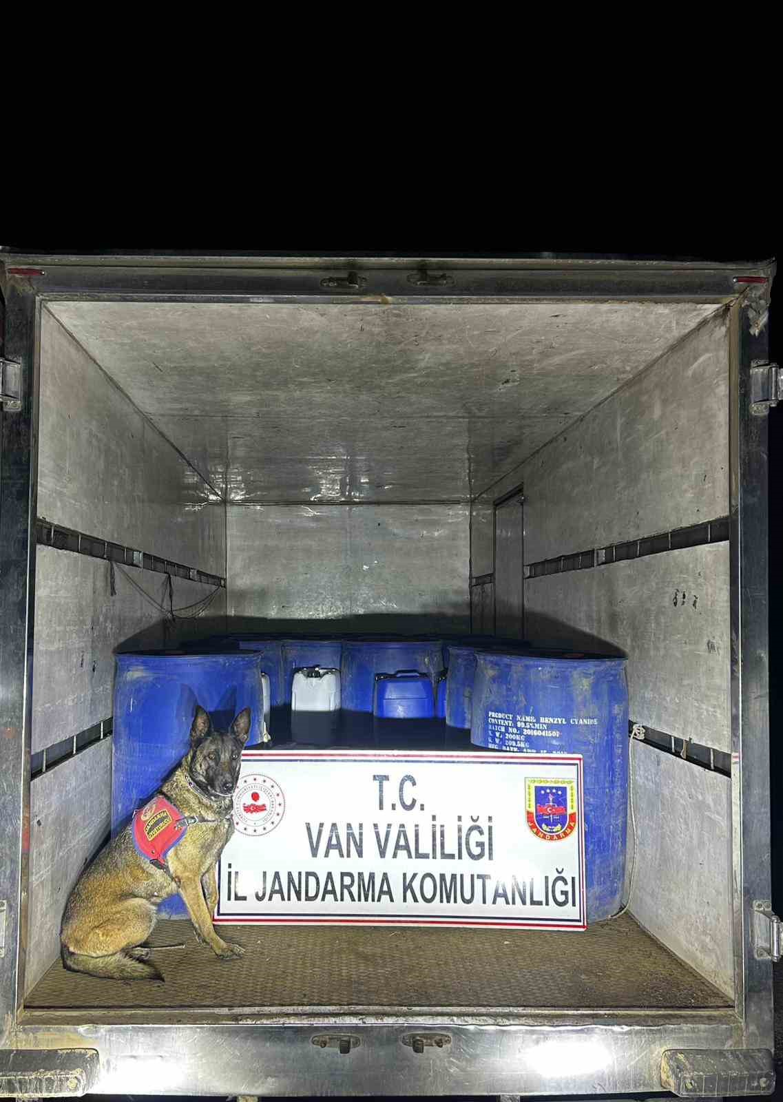 Van’da 3 bin 710 litre asetik asit anhidrit ve 50 kilogram kostik soda ele geçirildi