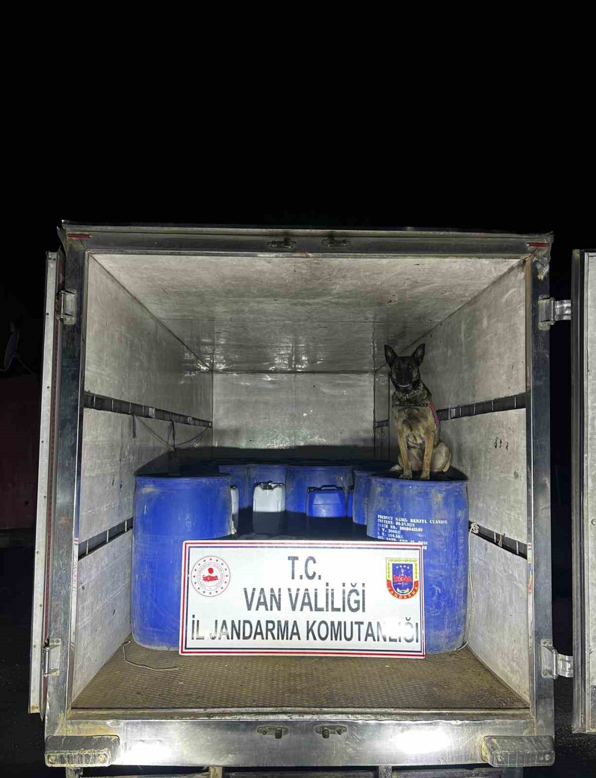 Van&rsquo;da 3 bin 710 litre asetik asit anhidrit ve 50 kilogram kostik soda ele ge&ccedil;irildi
