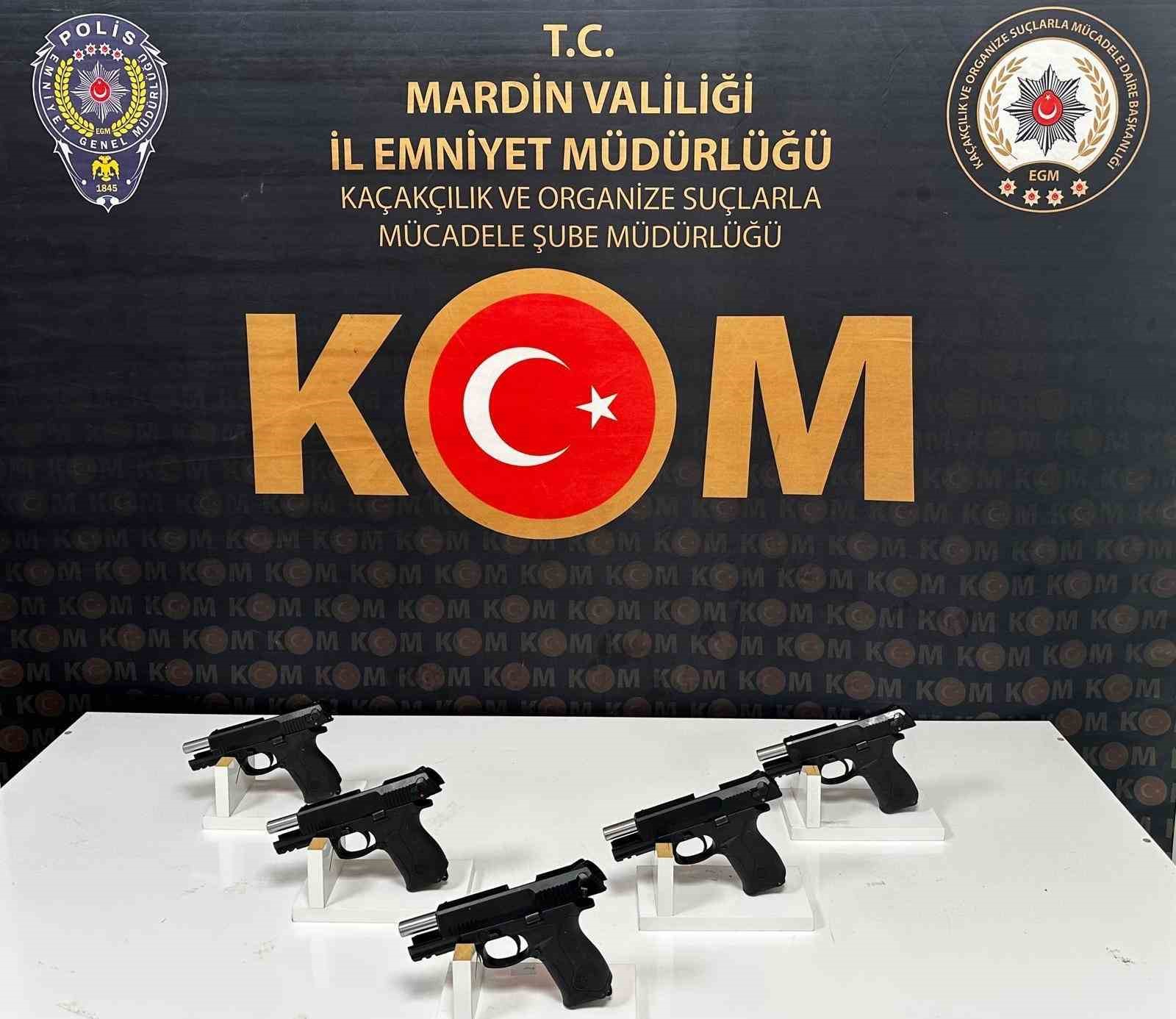 Mardin’de bir araçta 5 ruhsatsız tabanca ele geçirildi, 1 şahıs tutuklandı