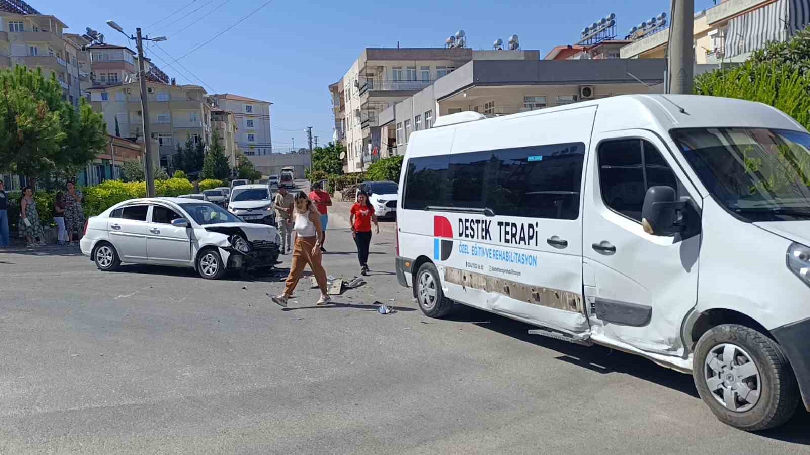 Manavgat’ta okul servisi ile otomobil çarpıştı: 2 yaralı