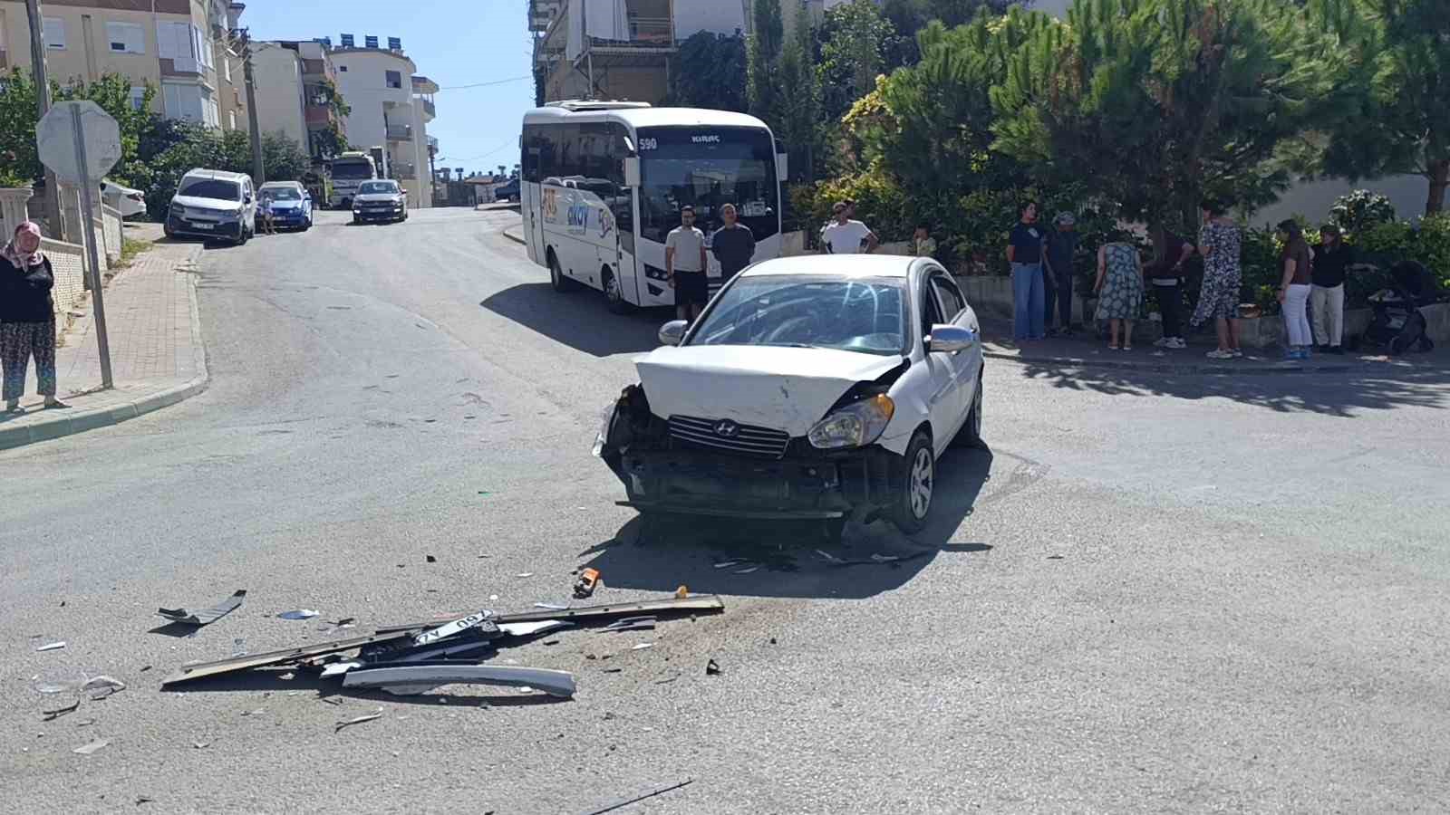 Manavgat&rsquo;ta okul servisi ile otomobil &ccedil;arpıştı: 2 yaralı
