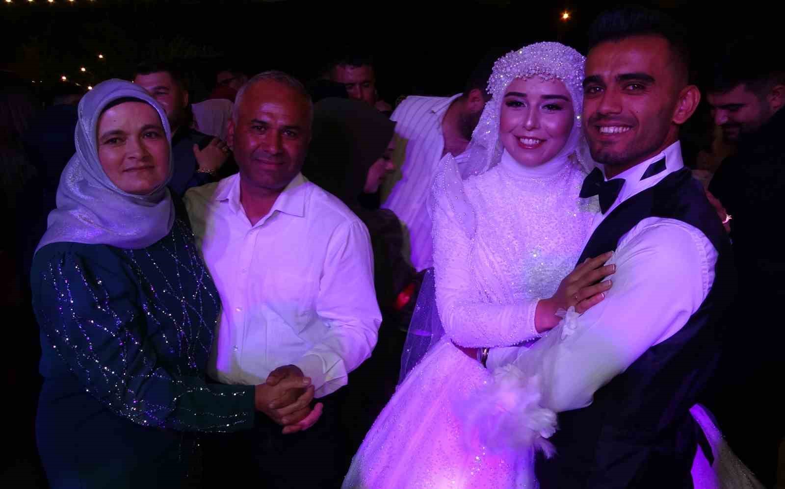 Kundakçı komşu yüzünden yarım kalan düğün imece usulü yapıldı