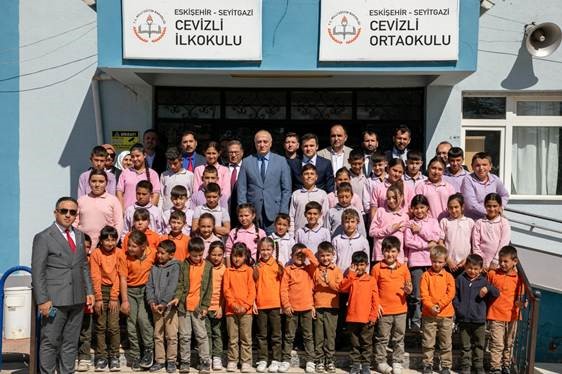 500 &ouml;ğrenciye okul &ccedil;antası hediye edildi
