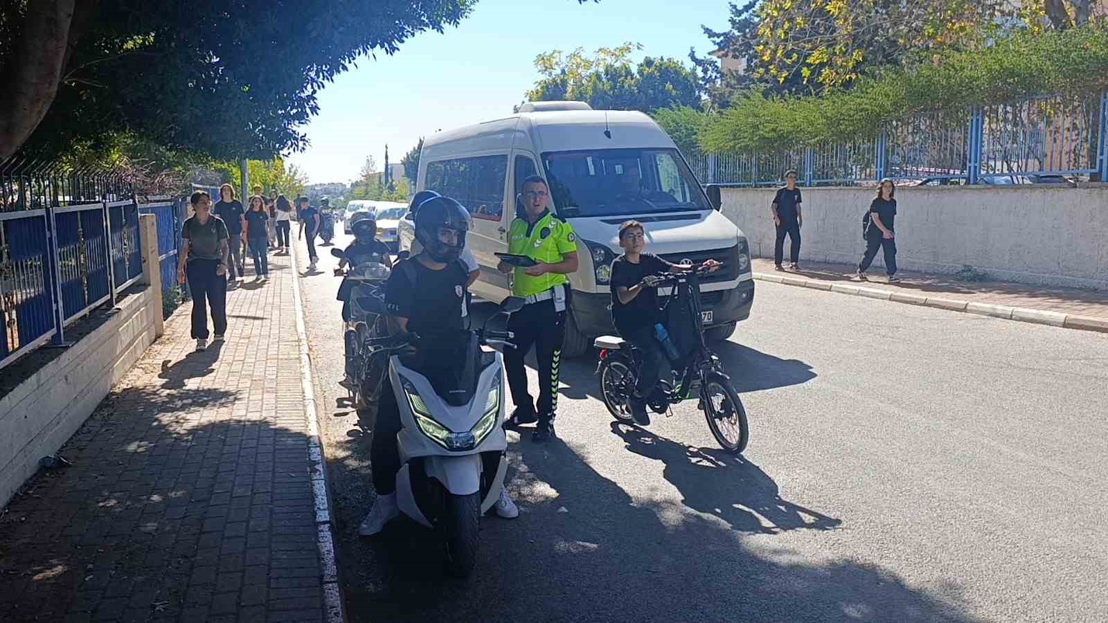 Denetime takılan motosikletli polisin arkasını d&ouml;nmesini fırsat bilip &rsquo;U&rsquo; d&ouml;n&uuml;ş&uuml; yaparak ka&ccedil;tı
