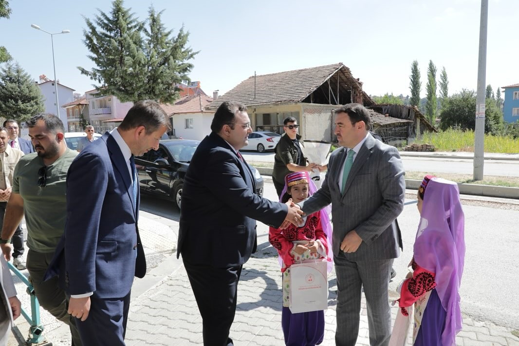 Vali Işın, Pazarlar’da yürütülen projeler ve yatırımları inceledi