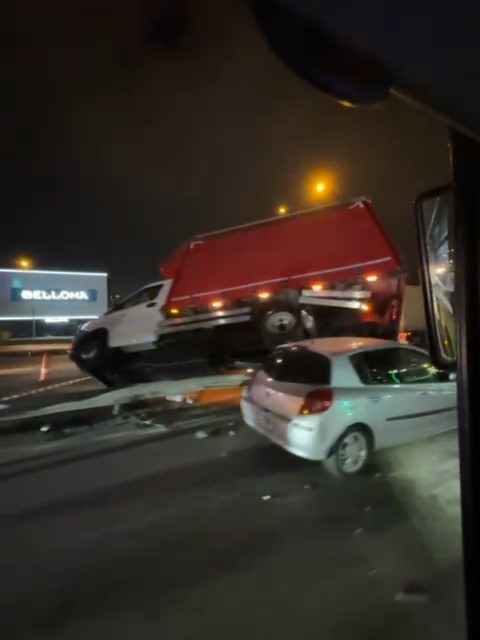 Kamyonet bariyerlere uçtu