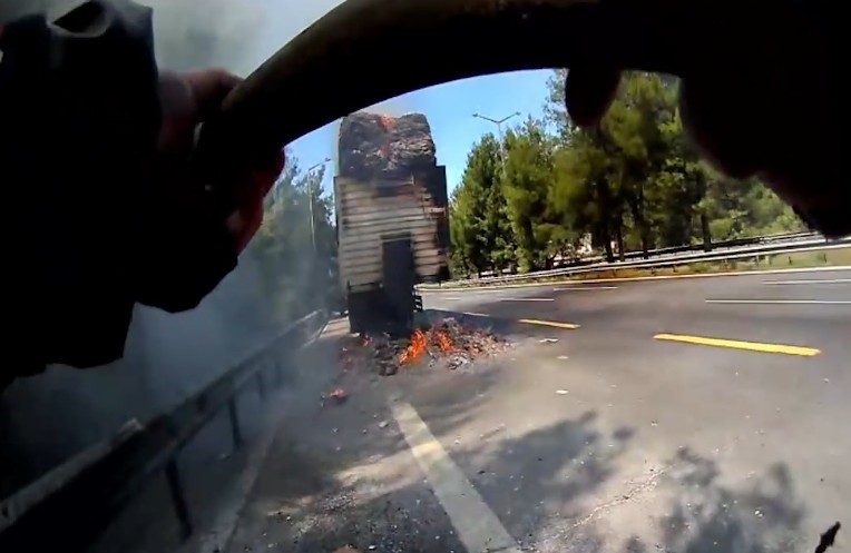 Mersin’de karton yüklü tırda yangın