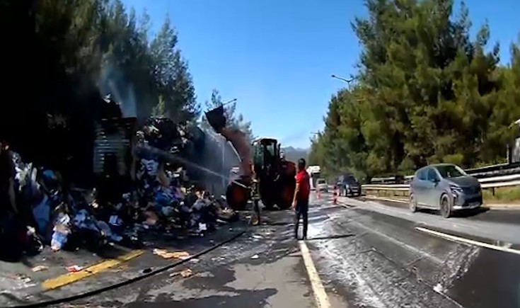 Mersin&rsquo;de karton y&uuml;kl&uuml; tırda yangın
