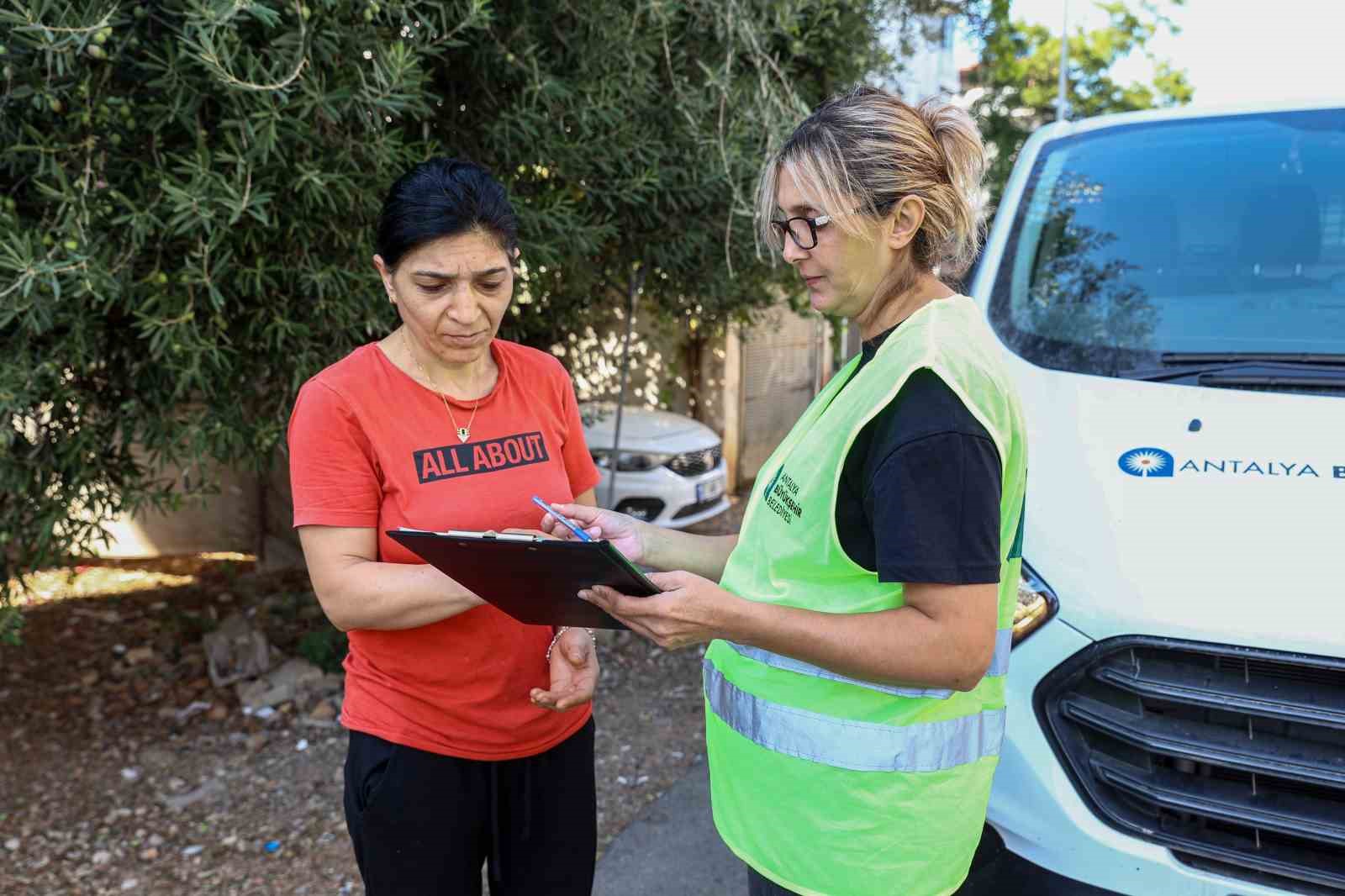 Antalya Büyükşehir’in çölyak hastalarına gıda yardımı sürüyor