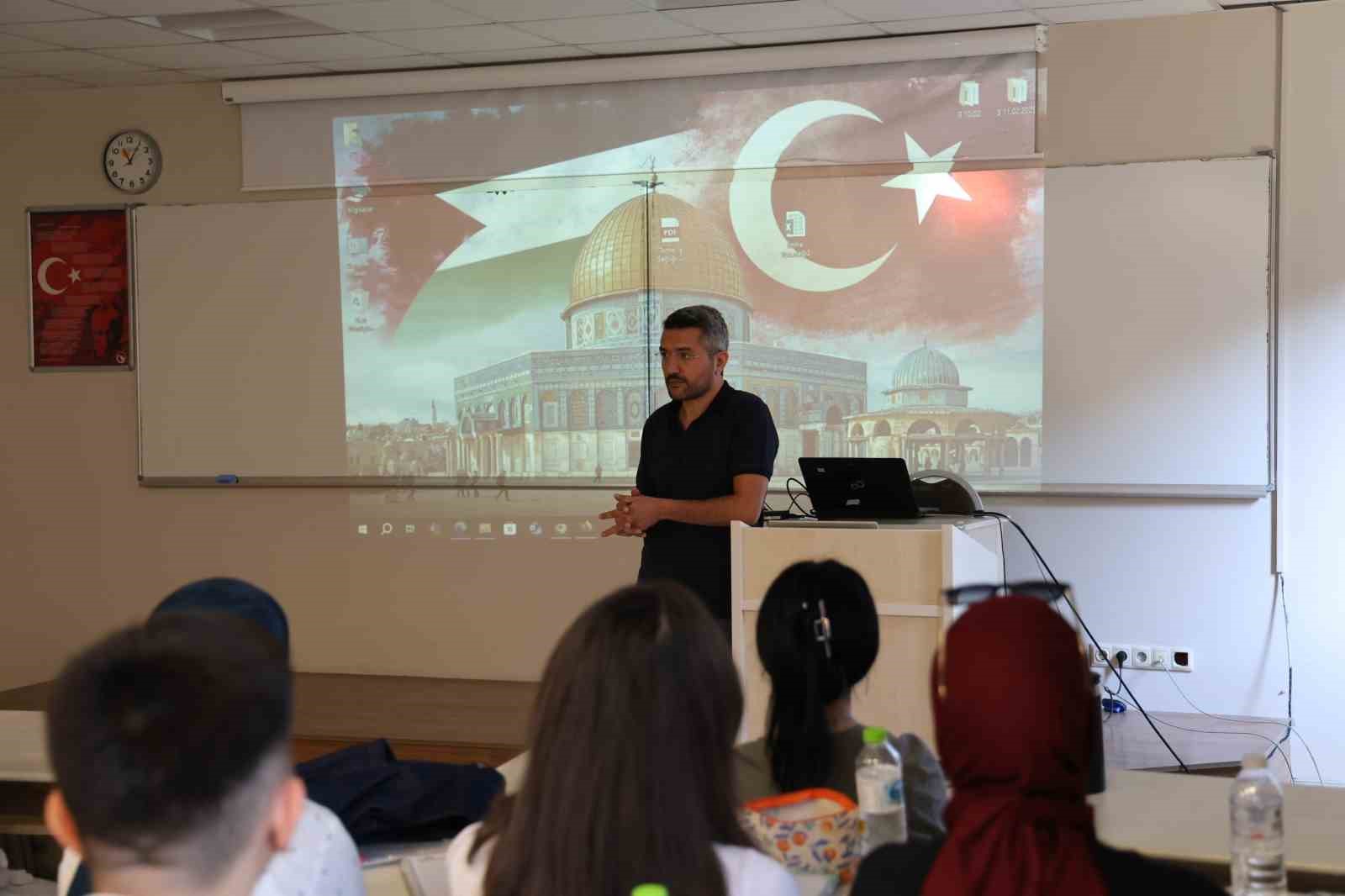 Yeni akademik yılın ilk derslerinde Gazze konuşuldu

