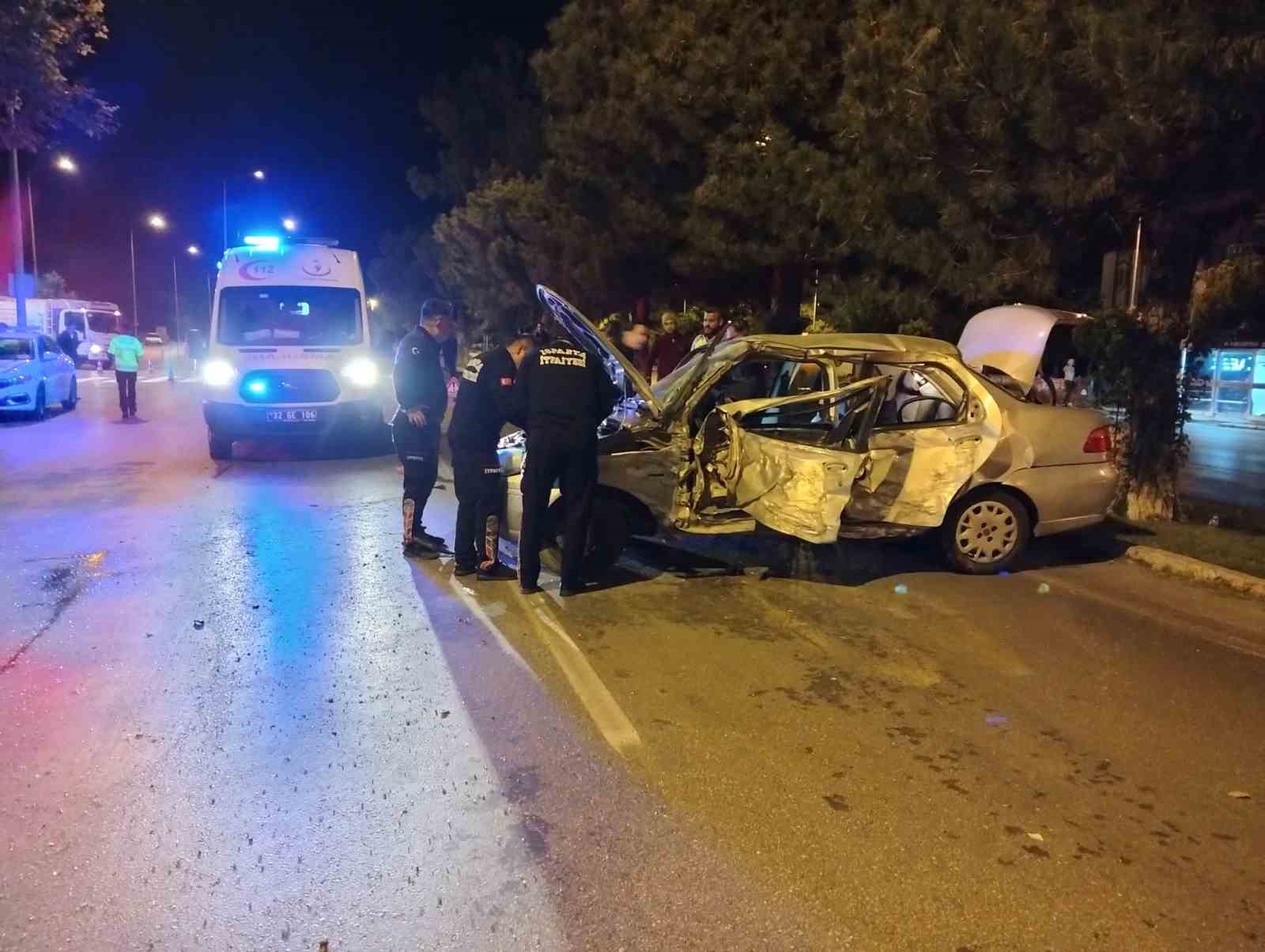 Kontrolden çıkan otomobil ağaçlara çarparak durabildi, genç sürücü yaralandı