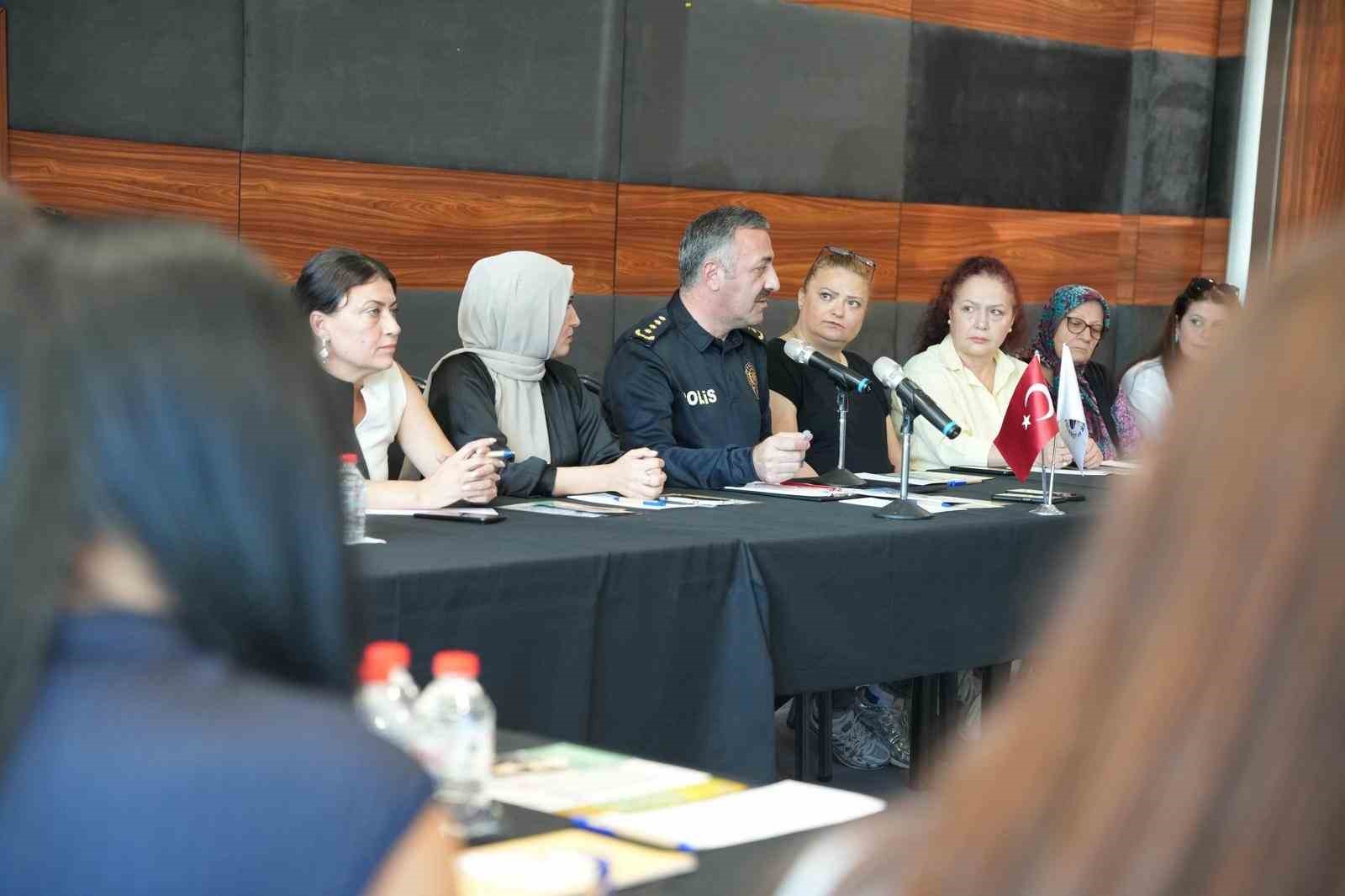 Tekirdağ Emniyeti annelerle buluştu, uyuşturucuya karşı ortak m&uuml;cadele mesajı verildi
