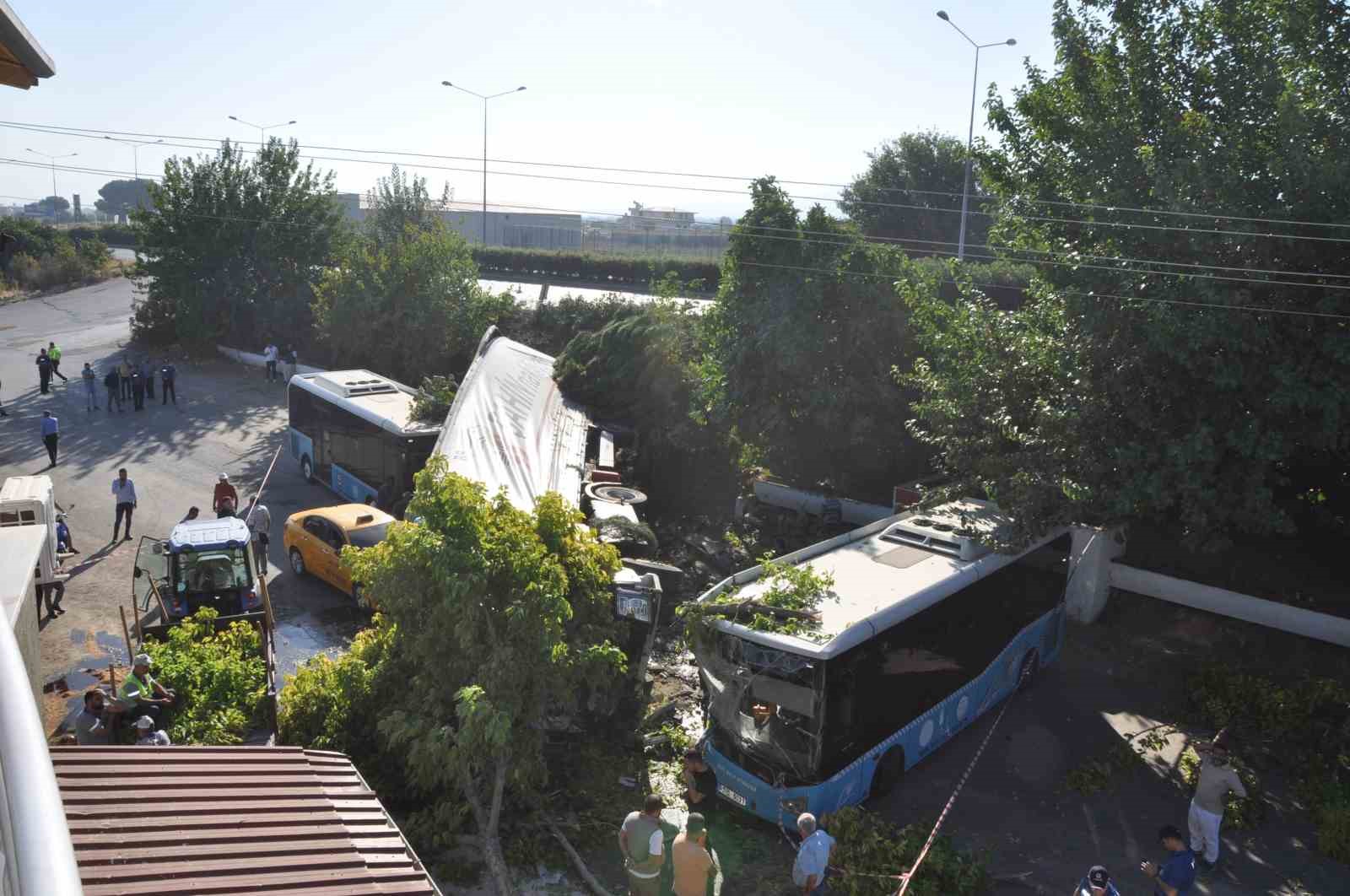 Manisa’da tır faciası: 1 ölü, biri polis 2 yaralı