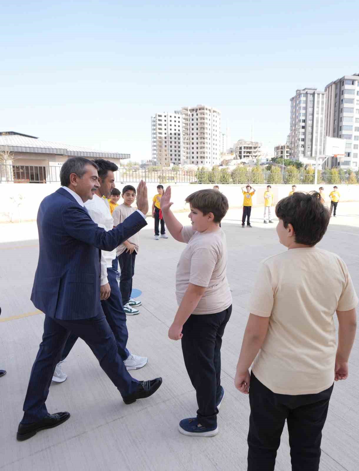 Bakan Tekin&rsquo;den Gaziantep&rsquo;te s&uuml;rpriz okul ziyareti
