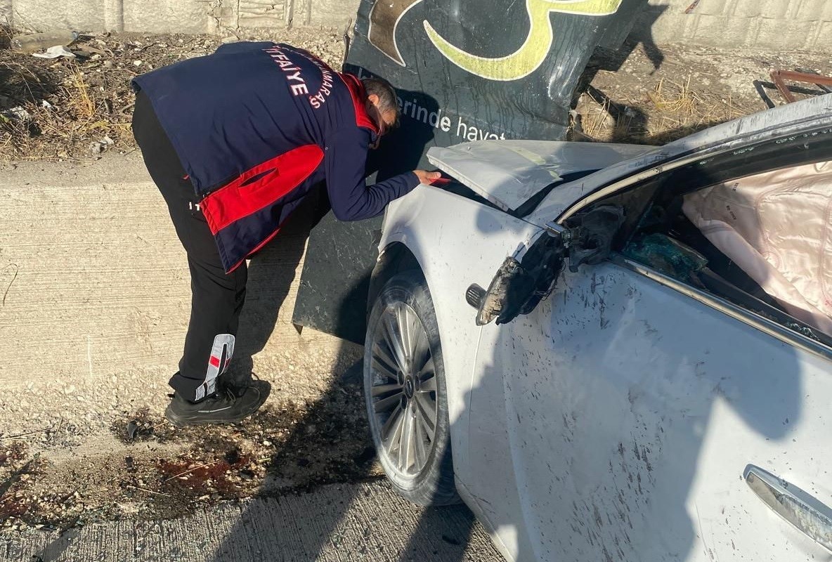 Otomobil ile tanker çarpıştı: 2 yaralı