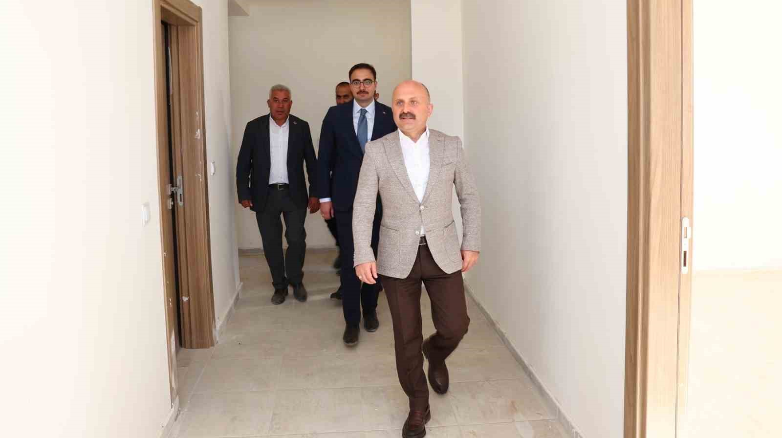 Vali Varol, Sincik’te yapımı tamamlanan köy evlerini inceledi