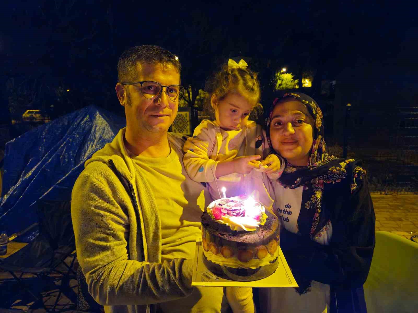 Deprem çadırında doğum günü sürprizi
