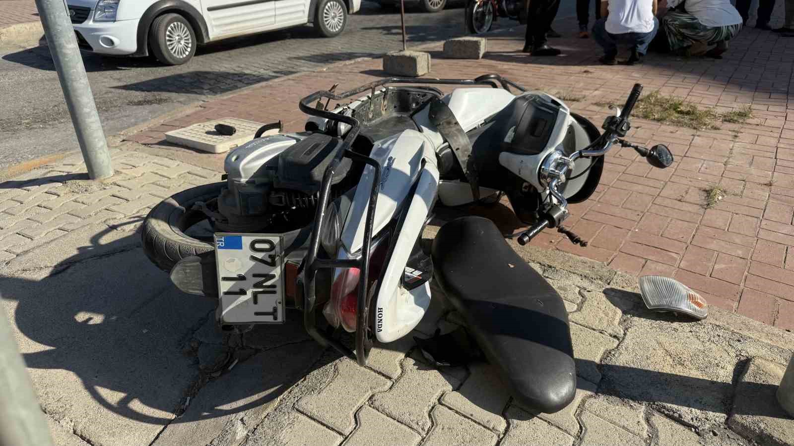 Gazipaşa&rsquo;da minib&uuml;s ile motosiklet &ccedil;arpıştı: 1 yaralı
