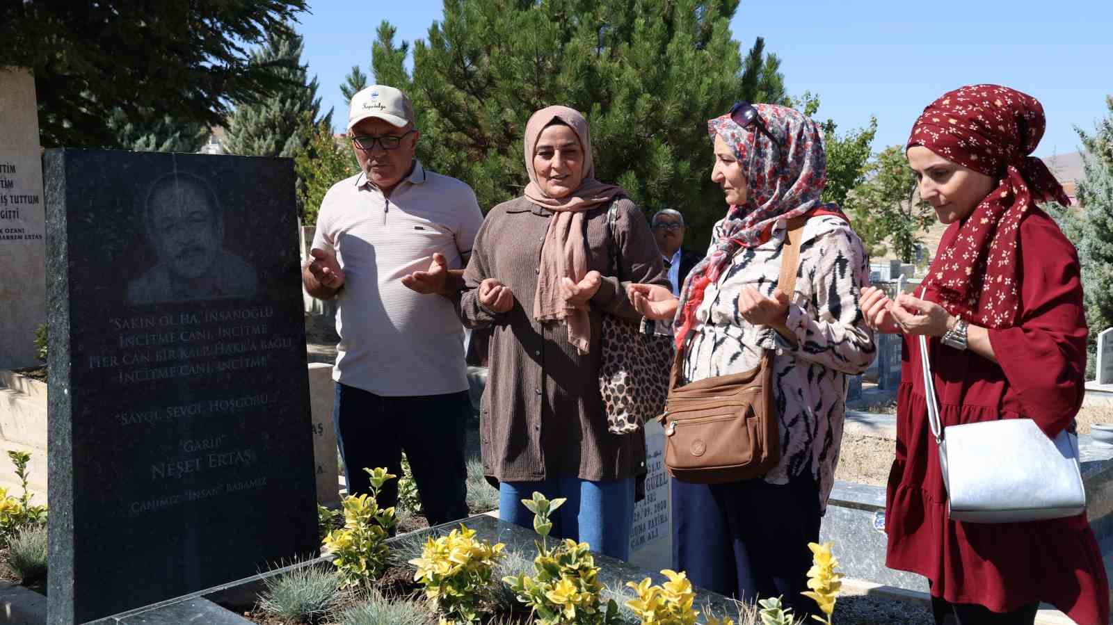 Bozlak ustası Neşet Ertaş kabri başında anıldı