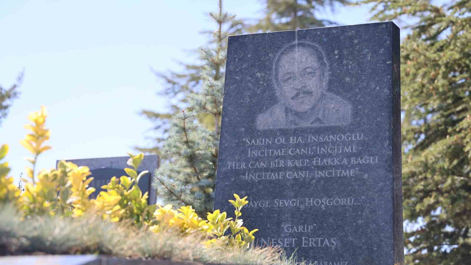 Bozlak ustası Neşet Ertaş kabri başında anıldı
