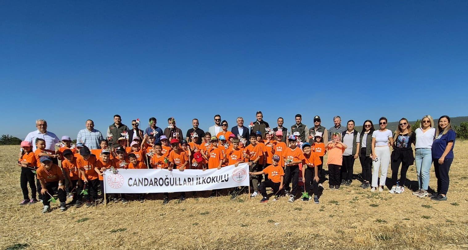 İlkokul öğrencileri fidan dikerek geleceğe nefes oldular