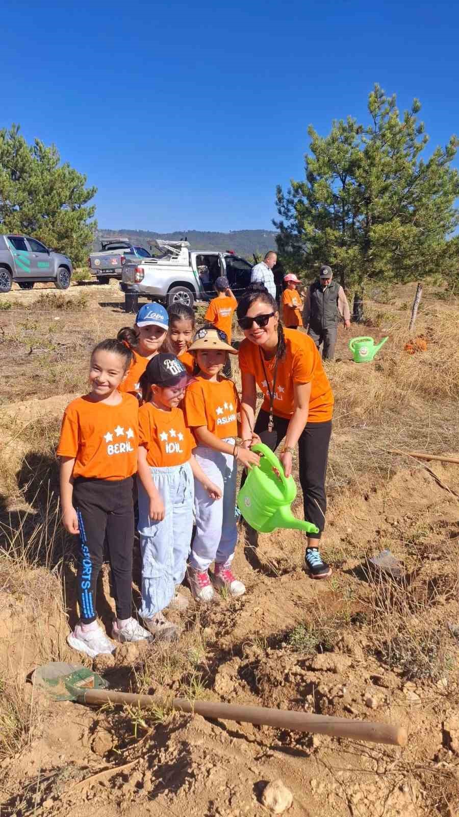 İlkokul öğrencileri fidan dikerek geleceğe nefes oldular
