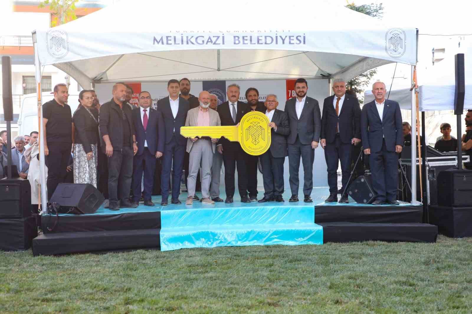 Melikgazi Belediyesi Battalgazi’de 300 daire teslimi ve kura töreni gerçekleştirdi