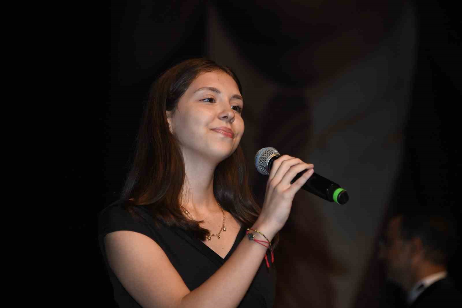 Sanat Güneşi Zeki Müren Osmangazi’de en sevilen şarkılarıyla anıldı
