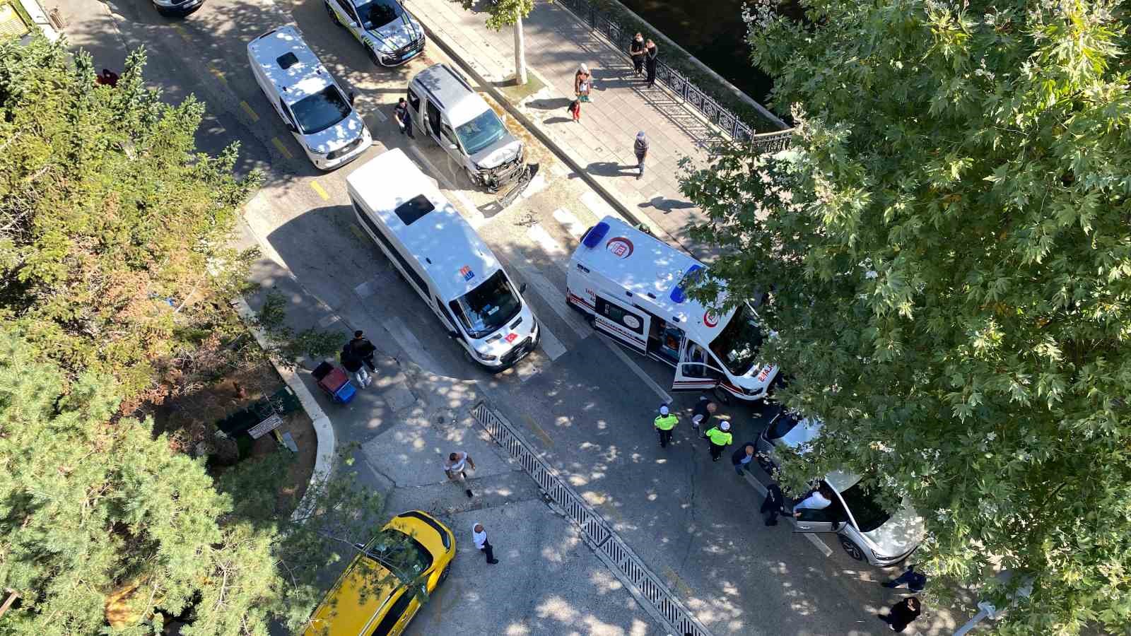 Yayaya yol vermek için duran otomobile hafif ticari araç çarptı: 2 yaralı