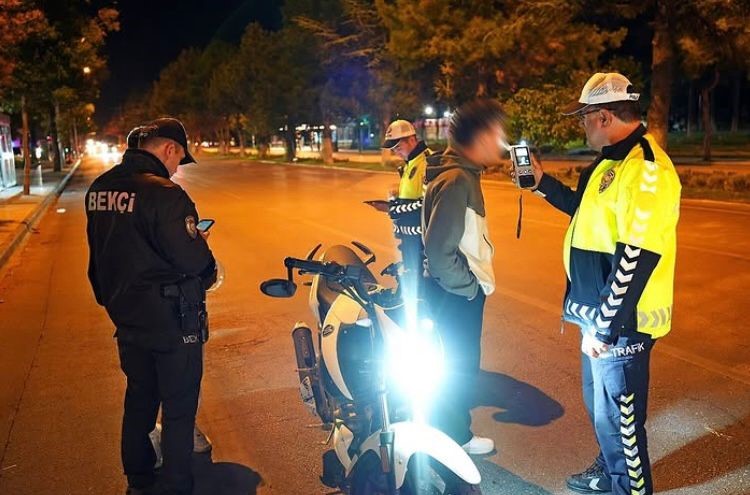 Isparta&rsquo;da egzoz ve modifiye ara&ccedil; denetiminde 22 araca ceza
