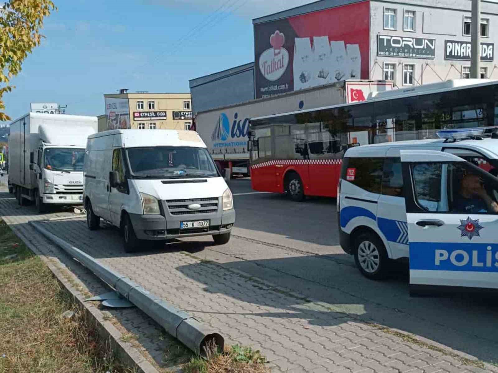 Minib&uuml;s, yıkılan direkten santimlerle kurtuldu

