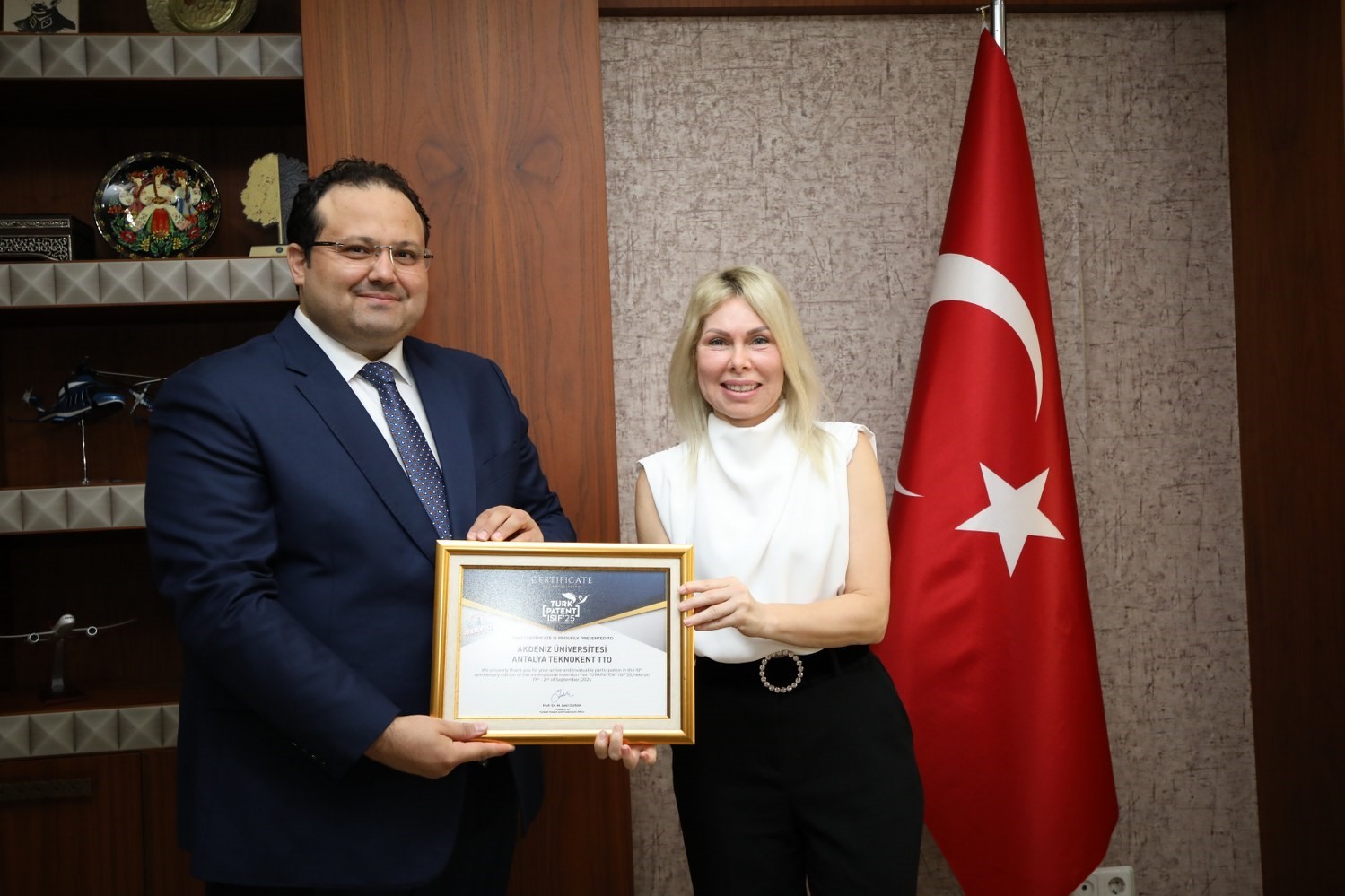 Rekt&ouml;r &Ouml;zkan, buluşlarıyla &ouml;d&uuml;l alan &ouml;ğretim &uuml;yelerini tebrik etti
