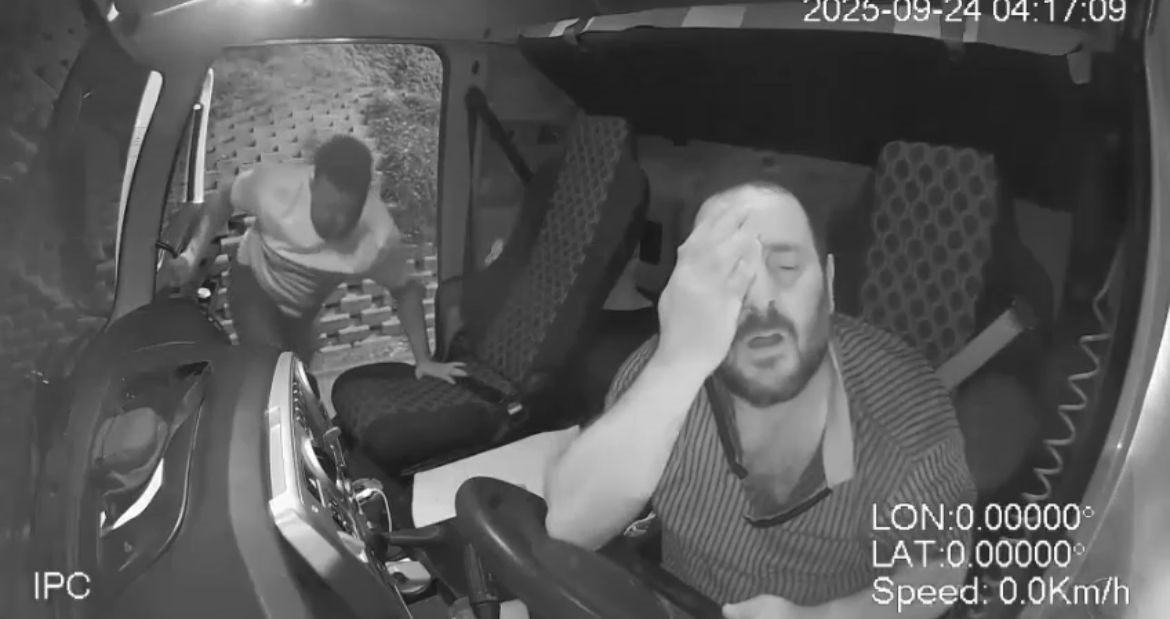 Bursa&rsquo;da kaza sonrası tır şoförüne saldırı kamerada...Tekme tokat darp ettiler