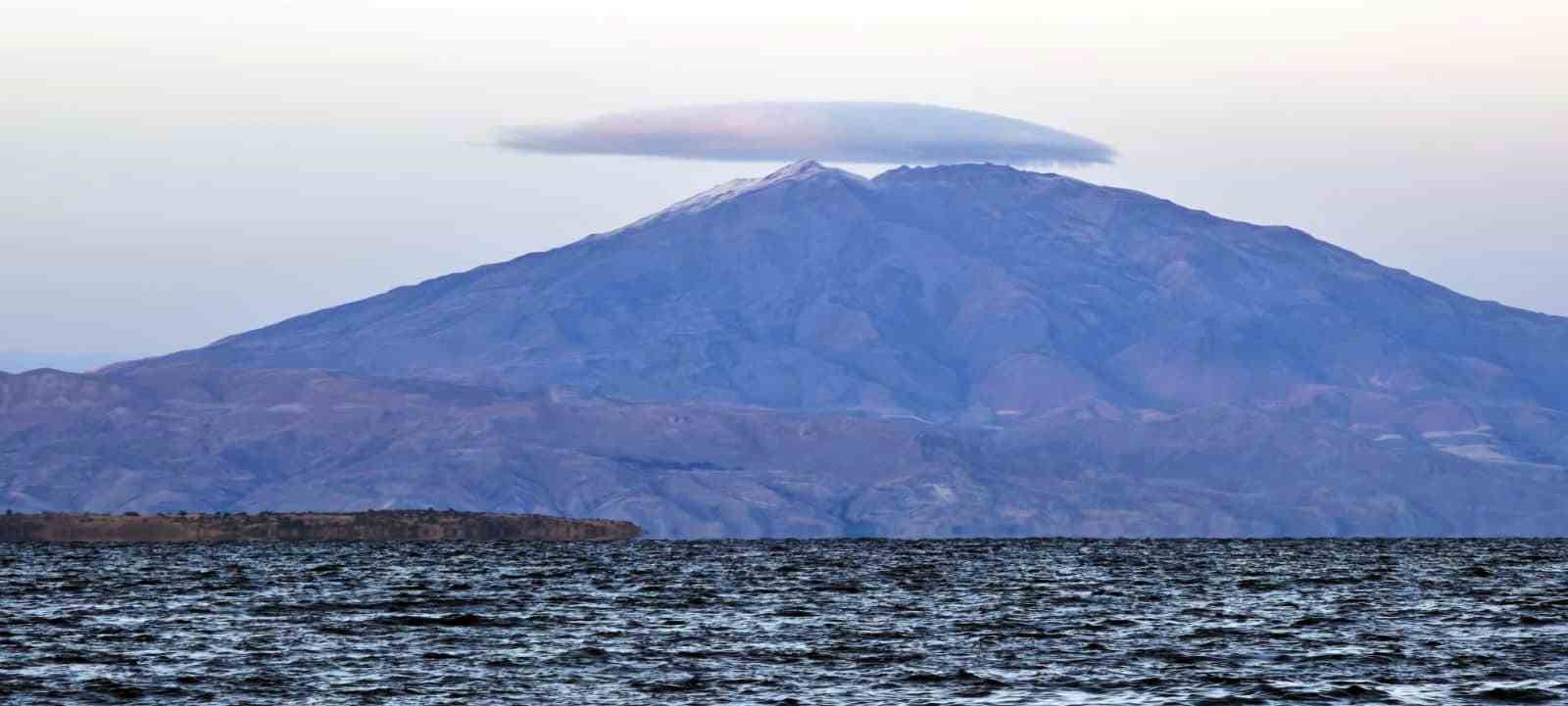 Süphan Dağı’nın zirvesinde ‘mercek bulutu’ görsel şölen oluşturdu