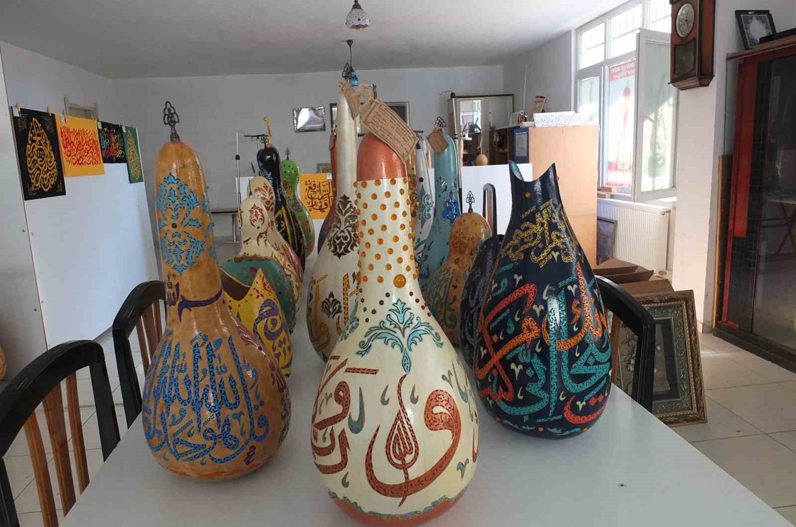 Balıkesirli sanatçı hat yazıları ile süslediği kabakları fuarda sergileyecek
