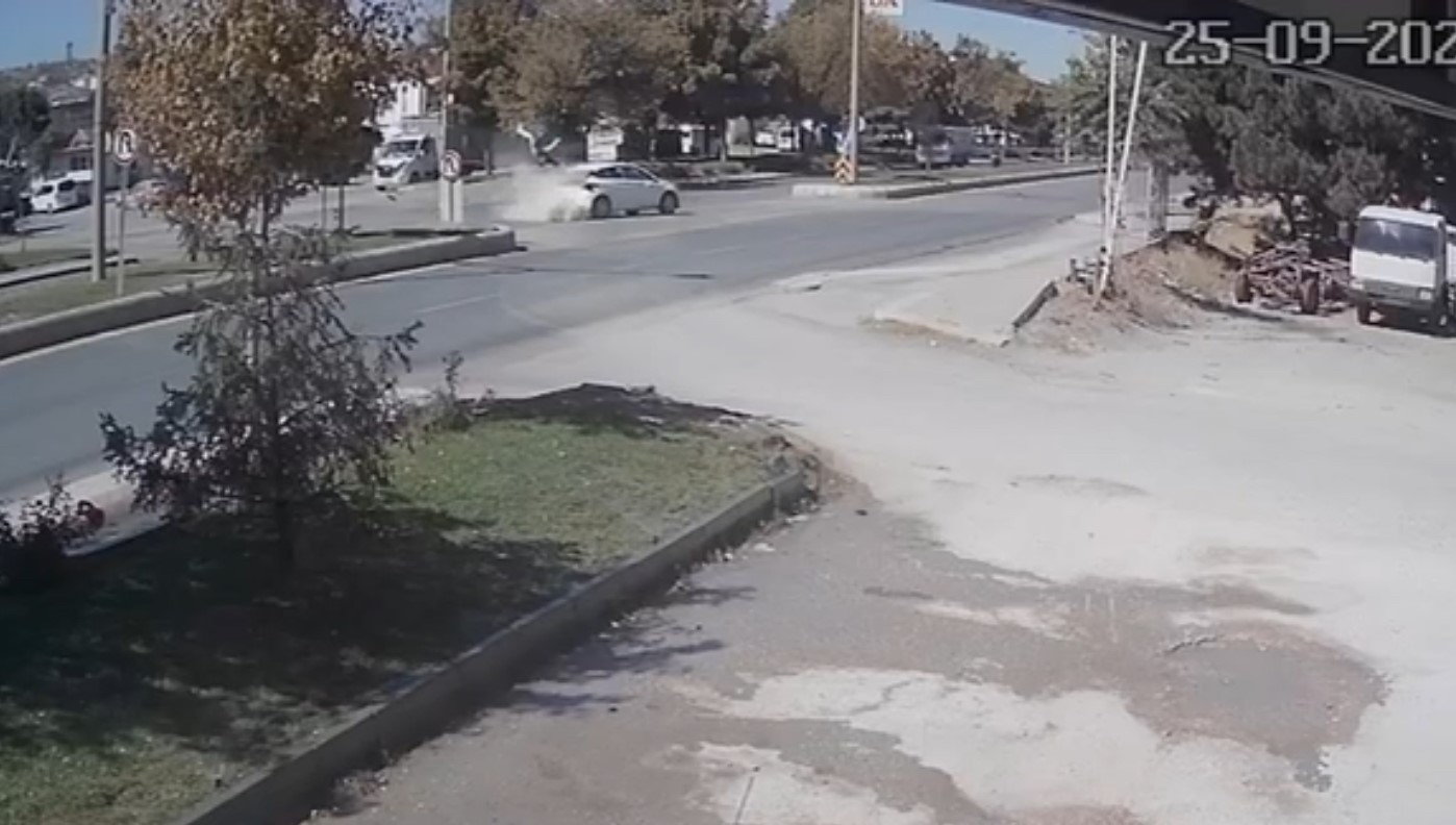 Motosiklet sürücüsünün ağır yaraladığı feci kaza kamerada