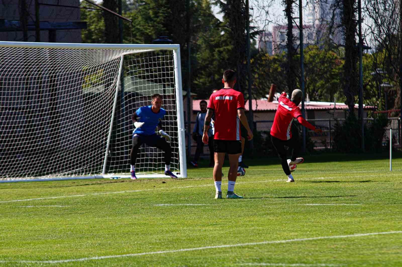 H&uuml;seyin Eroğlu: "Her ma&ccedil;ı kazanmak i&ccedil;in oynamamız gerekiyor"

