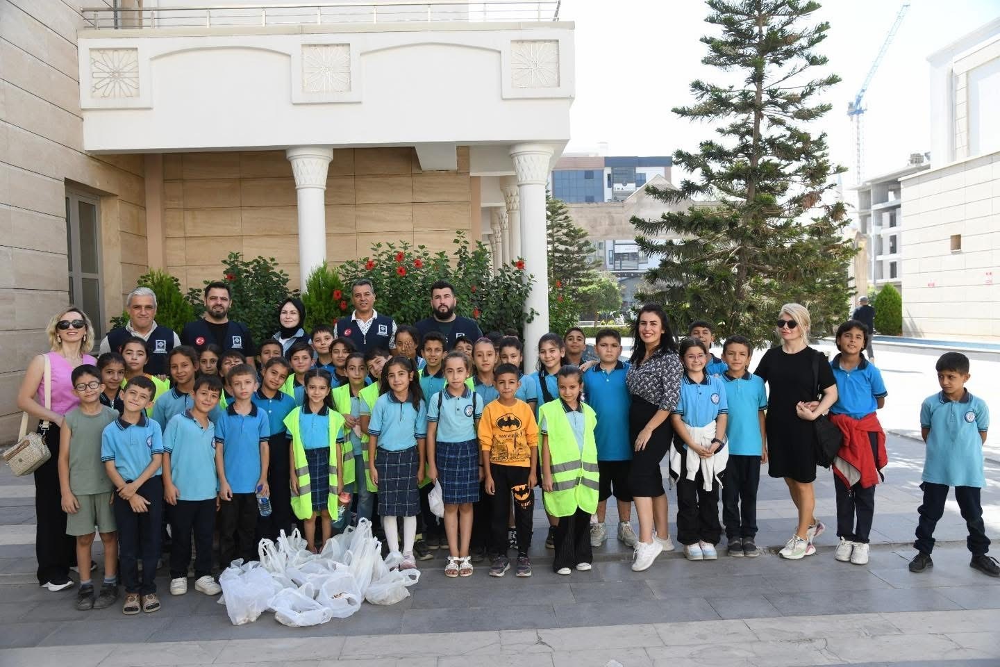 Osmaniye&rsquo;de &ouml;ğrenciler caddede yere atılan sigara izmaritlerini topladı
