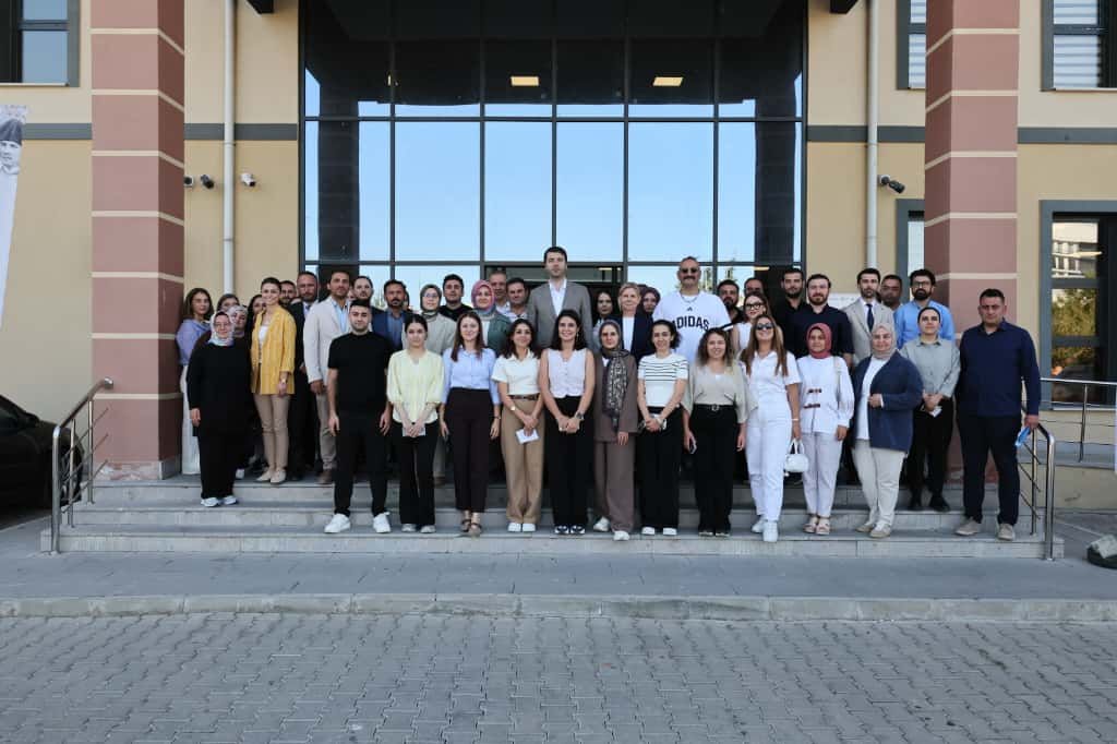 Gen&ccedil;lik Hizmetleri Genel M&uuml;d&uuml;r&uuml; Efendioğlu, Manisa&rsquo;da gen&ccedil;lerle buluştu
