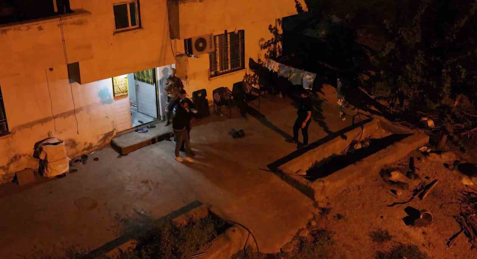 Uyuşturucuyu k&ouml;y evine sakladı, polise yakayı ele verdi
