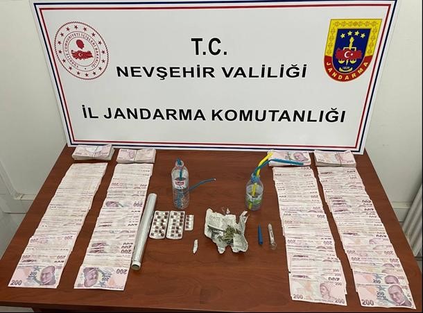 Uyuşturucudan aranan şahsın üzerinden yine uyuşturucu çıktı